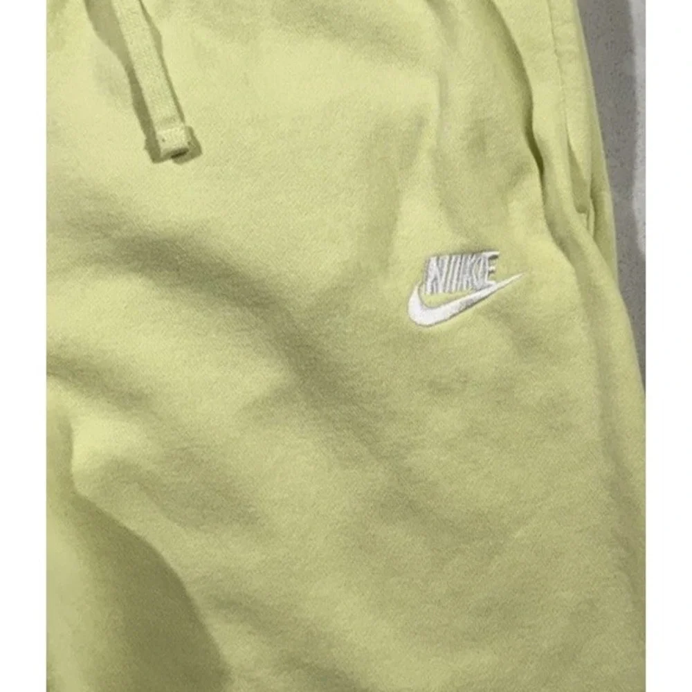 Nike sportswear club